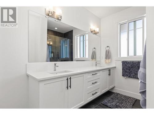 1575 Summer Crescent, Kelowna, BC - Indoor Photo Showing Bathroom