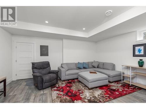 1575 Summer Crescent, Kelowna, BC - Indoor Photo Showing Living Room