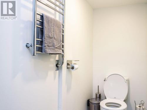 406 Second Street W, Revelstoke, BC - Indoor Photo Showing Bathroom