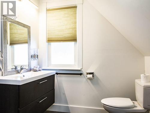 406 Second Street W, Revelstoke, BC - Indoor Photo Showing Bathroom