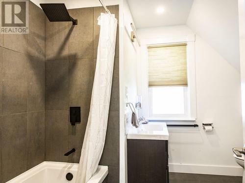 406 Second Street W, Revelstoke, BC - Indoor Photo Showing Bathroom