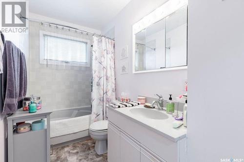 592 24Th Street E, Prince Albert, SK - Indoor Photo Showing Bathroom