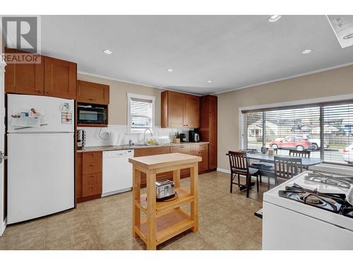 1725 9Th Avenue, Prince George, BC - Indoor Photo Showing Kitchen