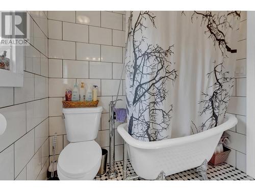 1725 9Th Avenue, Prince George, BC - Indoor Photo Showing Bathroom