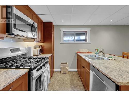 1725 9Th Avenue, Prince George, BC - Indoor Photo Showing Kitchen With Double Sink