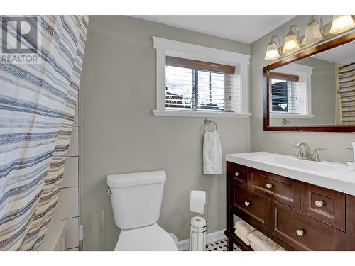 1725 9Th Avenue, Prince George, BC - Indoor Photo Showing Bathroom