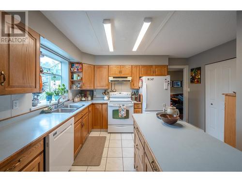 166 Heather Place, Penticton, BC - Indoor Photo Showing Kitchen With Double Sink