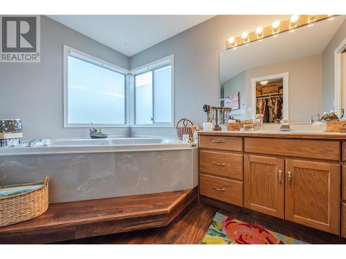 166 Heather Place, Penticton, BC - Indoor Photo Showing Bathroom
