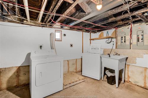 1292 Chilver, Windsor, ON - Indoor Photo Showing Laundry Room