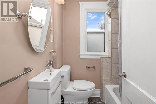 1290 Chilver, Windsor, ON - Indoor Photo Showing Bathroom