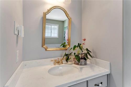 Ensuite bath with lots of counter space. - 501 Winona Road, Stoney Creek, ON - Indoor Photo Showing Bathroom