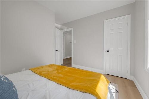 Main floor bedroom - 932 Montgomery Drive, Ancaster, ON - Indoor Photo Showing Bedroom