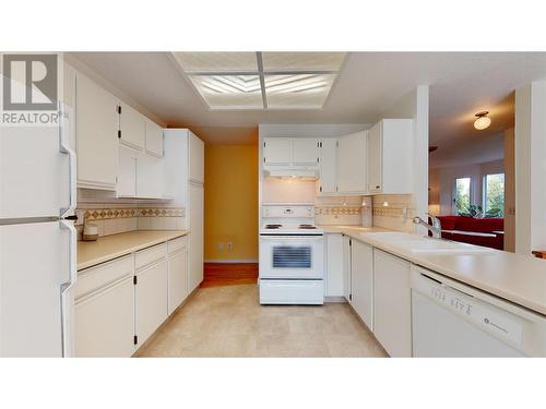 3481 Old Vernon Road Unit# 40, Kelowna, BC - Indoor Photo Showing Kitchen