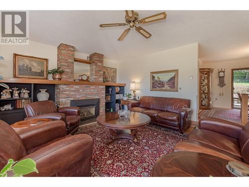 1880 2 Avenue Se, Salmon Arm, BC - Indoor Photo Showing Living Room With Fireplace