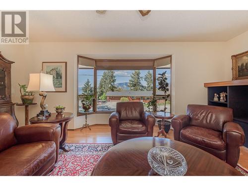 1880 2 Avenue Se, Salmon Arm, BC - Indoor Photo Showing Living Room