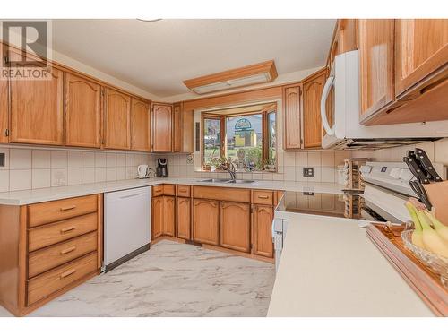 1880 2 Avenue Se, Salmon Arm, BC - Indoor Photo Showing Kitchen With Double Sink