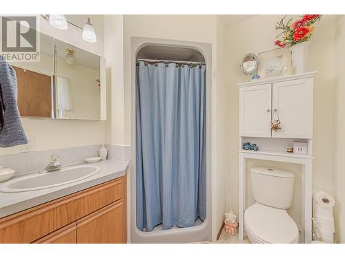 1880 2 Avenue Se, Salmon Arm, BC - Indoor Photo Showing Bathroom