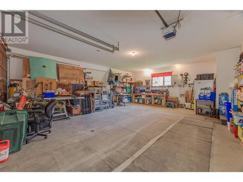 1880 2 Avenue Se, Salmon Arm, BC - Indoor Photo Showing Garage