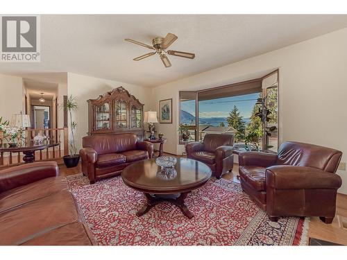1880 2 Avenue Se, Salmon Arm, BC - Indoor Photo Showing Living Room