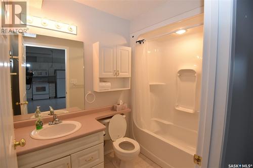 402 220 1St Street E, Nipawin, SK - Indoor Photo Showing Bathroom