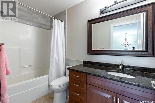 2 923 5Th Avenue N, Saskatoon, SK - Indoor Photo Showing Bathroom