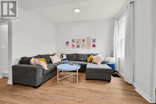 109 Beach Road, Hamilton, ON - Indoor Photo Showing Living Room