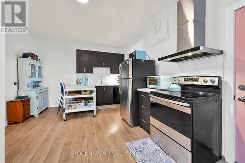 109 Beach Road, Hamilton, ON - Indoor Photo Showing Kitchen