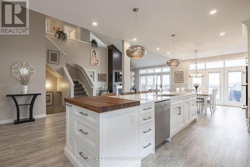 1860 Ironwood Road, London, ON - Indoor Photo Showing Kitchen With Upgraded Kitchen