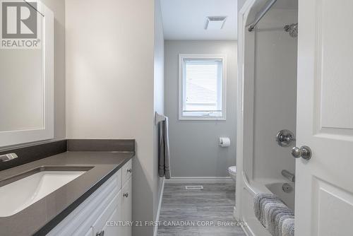 1860 Ironwood Rd, London, ON - Indoor Photo Showing Bathroom