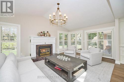 10 Pickwick Place, Pelham, ON - Indoor Photo Showing Living Room With Fireplace