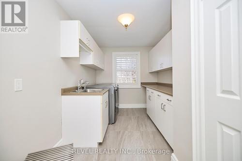 10 Pickwick Place, Pelham, ON - Indoor Photo Showing Laundry Room