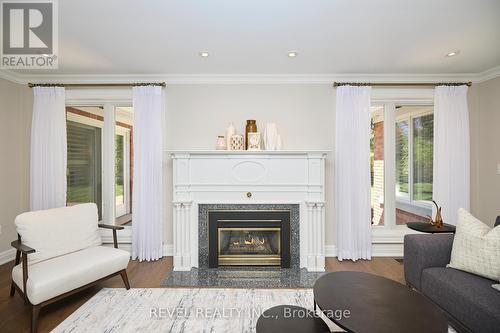 10 Pickwick Place, Pelham, ON - Indoor Photo Showing Living Room With Fireplace