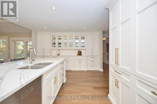 10 Pickwick Pl, Pelham, ON - Indoor Photo Showing Kitchen With Double Sink With Upgraded Kitchen