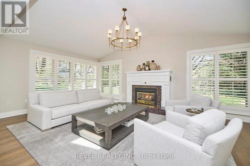 10 Pickwick Pl, Pelham, ON - Indoor Photo Showing Living Room With Fireplace