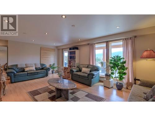404 West Bench Drive, Penticton, BC - Indoor Photo Showing Living Room