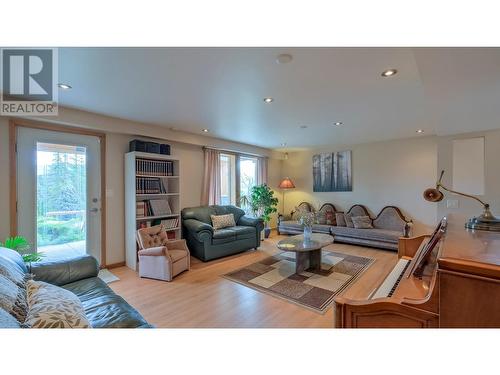404 West Bench Drive, Penticton, BC - Indoor Photo Showing Living Room
