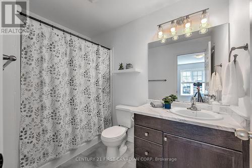 821 Silverfox Crescent, London, ON - Indoor Photo Showing Bathroom