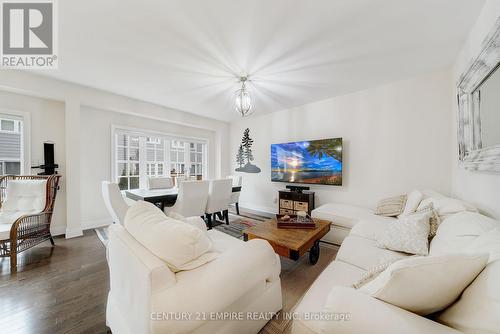 23 Windsor Circle, Niagara-On-The-Lake, ON - Indoor Photo Showing Living Room