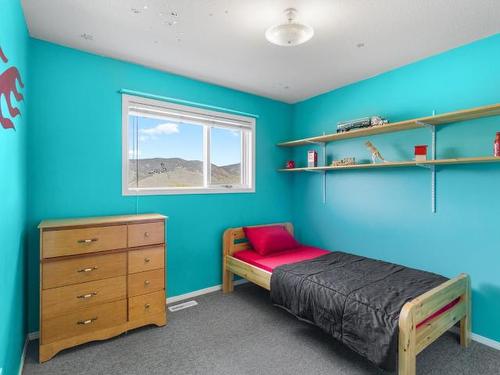 2749 Qu'Appelle Blvd, Kamloops, BC - Indoor Photo Showing Bedroom