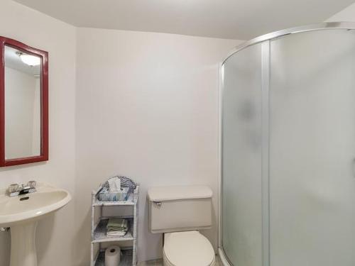 2749 Qu'Appelle Blvd, Kamloops, BC - Indoor Photo Showing Bathroom