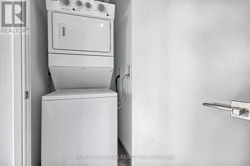 326 - 621 Sheppard Avenue E, Toronto, ON - Indoor Photo Showing Laundry Room