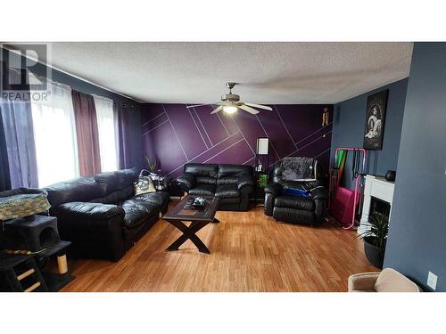 1104 120 Avenue, Dawson Creek, BC - Indoor Photo Showing Living Room