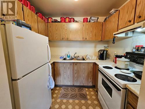185 Chamberlain Crescent Unit# 212, Tumbler Ridge, BC - Indoor Photo Showing Kitchen
