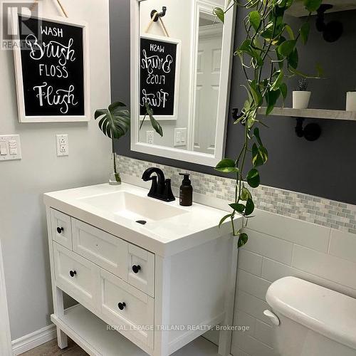 100 Fairmont Ave, London, ON - Indoor Photo Showing Bathroom