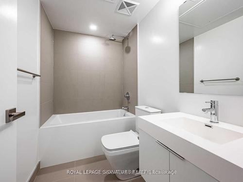 707-99 Foxbar Rd, Toronto, ON - Indoor Photo Showing Bathroom
