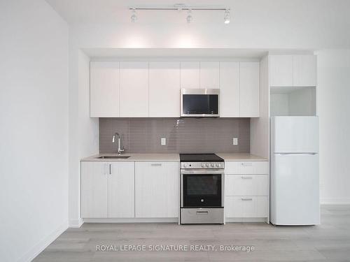 702-1787 St. Clair Ave, Toronto, ON - Indoor Photo Showing Kitchen