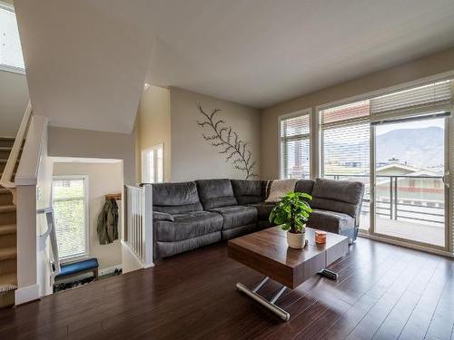 81-130 Colebrook Rd, Kamloops, BC - Indoor Photo Showing Living Room