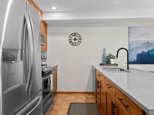 34-4000 Sundance Drive, Sun Peaks, BC - Indoor Photo Showing Kitchen With Double Sink