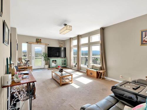 2045/2052 Barnhartvale Road, Kamloops, BC - Indoor Photo Showing Living Room