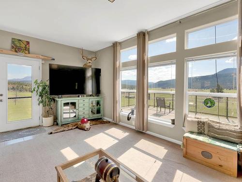 2045/2052 Barnhartvale Road, Kamloops, BC - Indoor Photo Showing Living Room